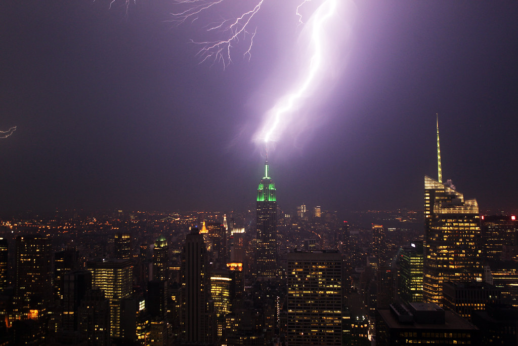 Top 56+ imagen empire state building lightning strikes per year